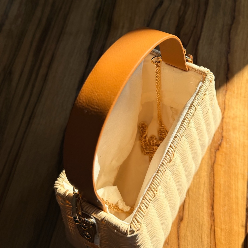 Shiraleah Elegant Tan Woven Handbag - Picture 3 of 7